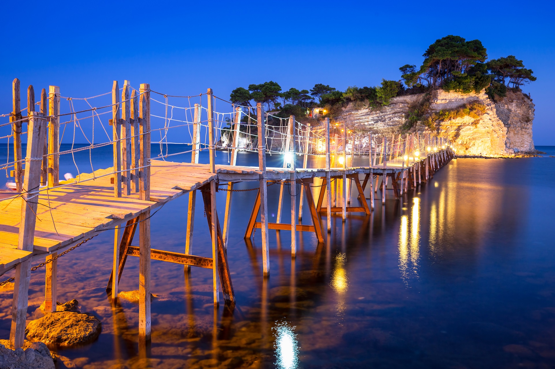 Un pont vers l'île Cameo au beau coucher de soleil sur l'île de Zakynthos, Grèce