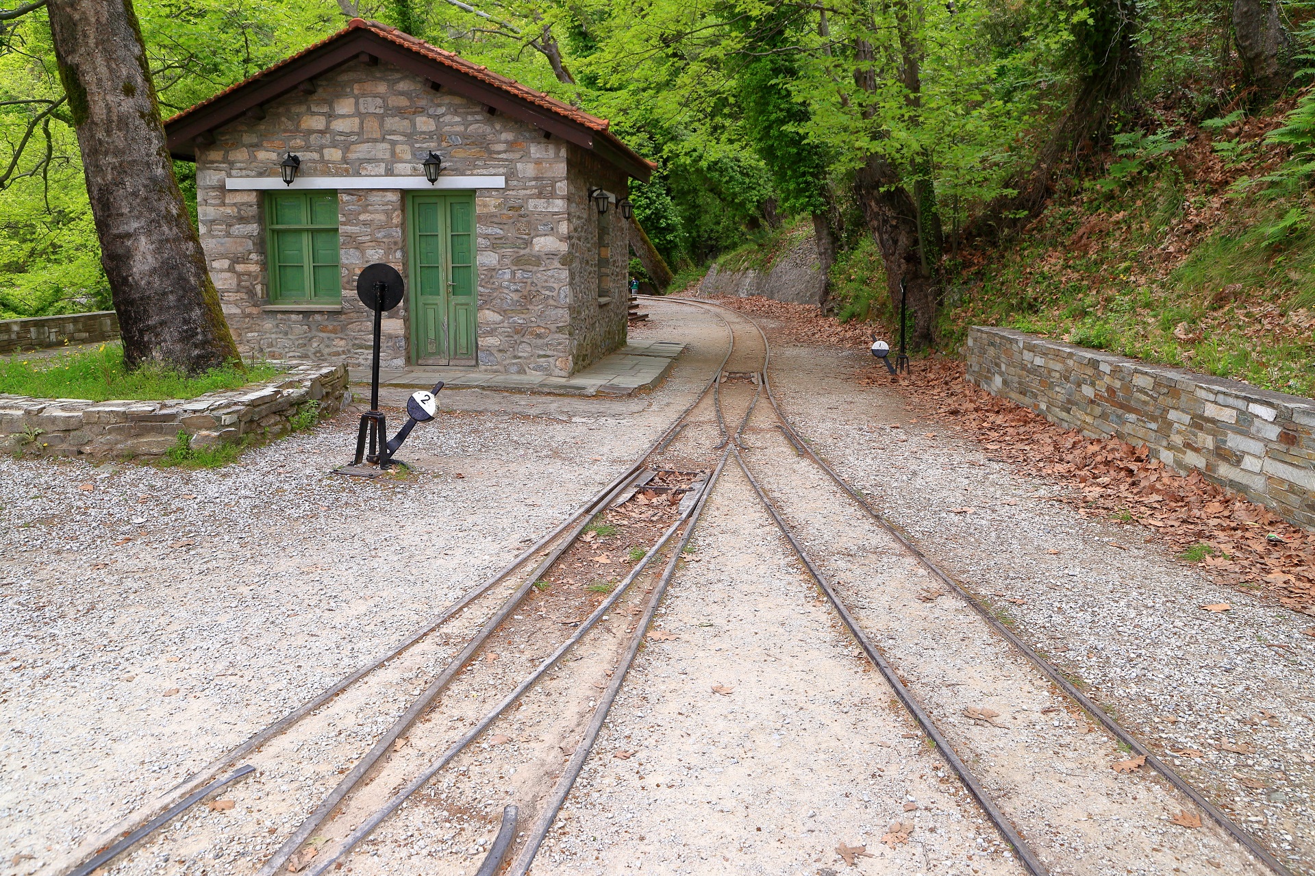 Antigua estación de tren e interruptor de hierro cerca de Milies, península de Pelión