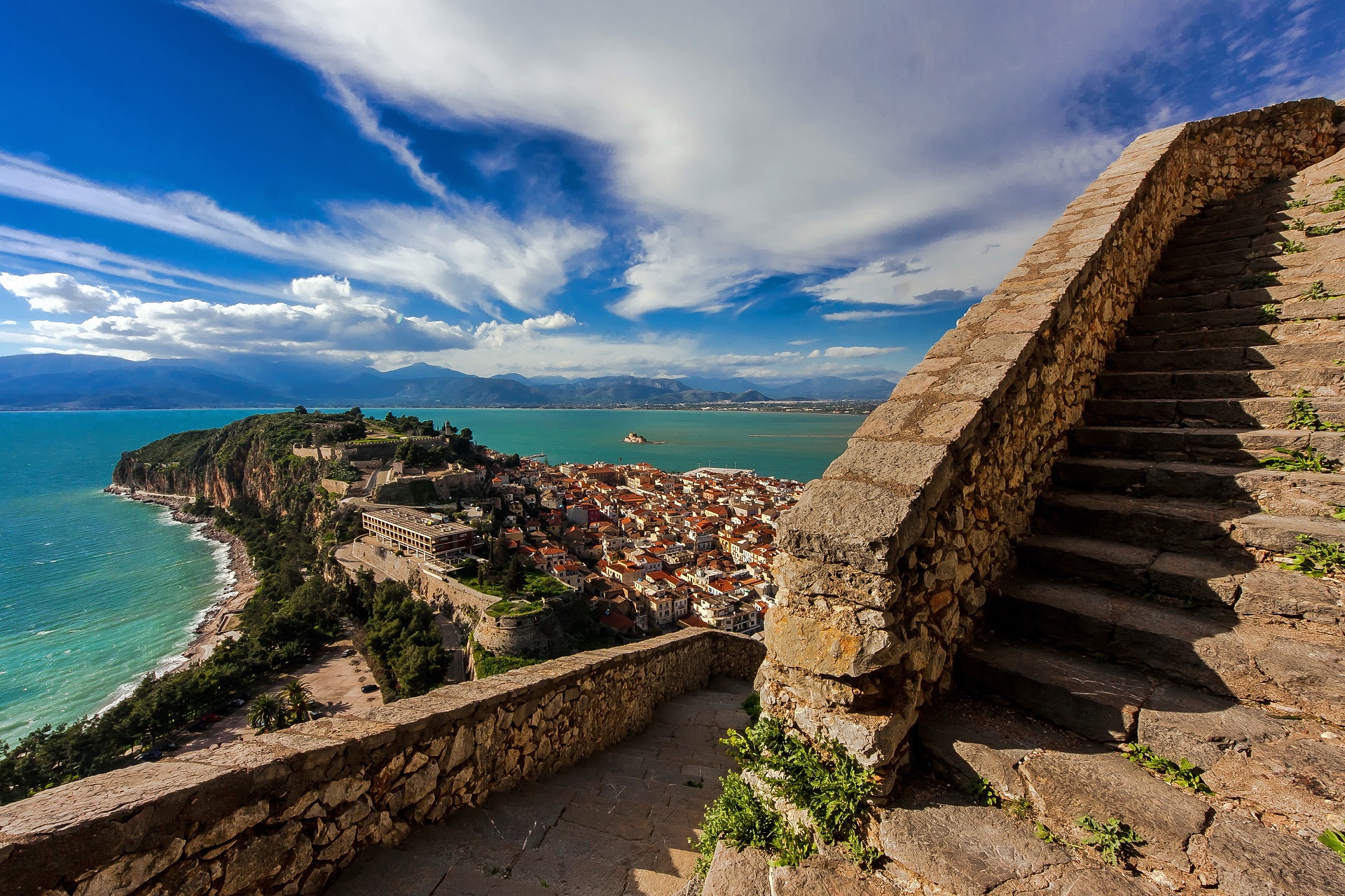 Una vista panorámica de la ciudad de Naplion - Grecia, desde los escalones superiores (999 de ellos) que conducen al castillo medieval de Palamidi